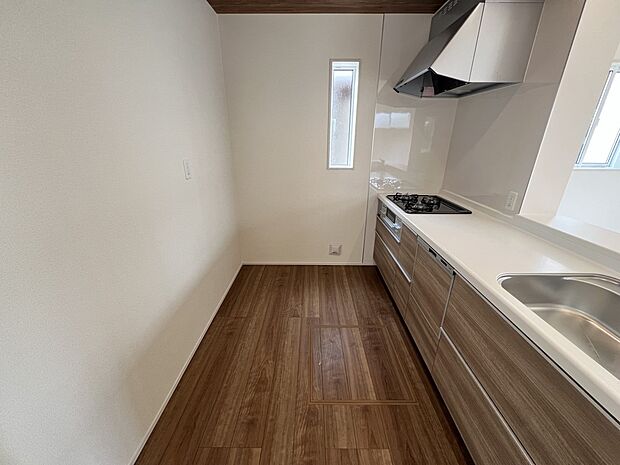 扱いやすいシステムキッチンで毎日のお料理もはかどります(1号棟同仕様)