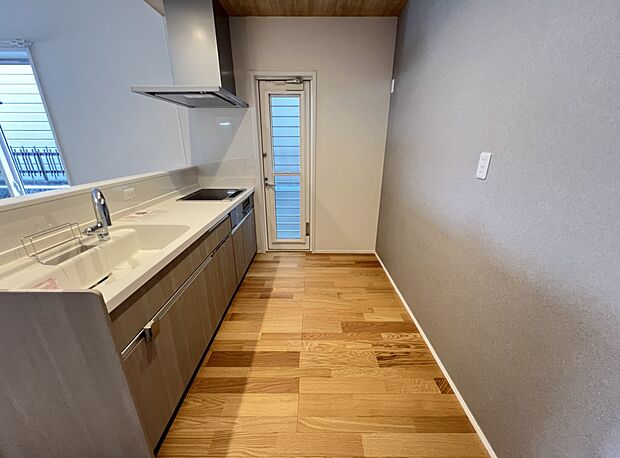 リビングを一望できる対面式システムキッチン(同仕様)