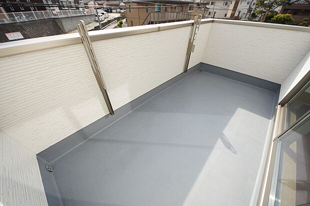 南向きのバルコニーは陽当たり良好です！(A号棟同仕様)