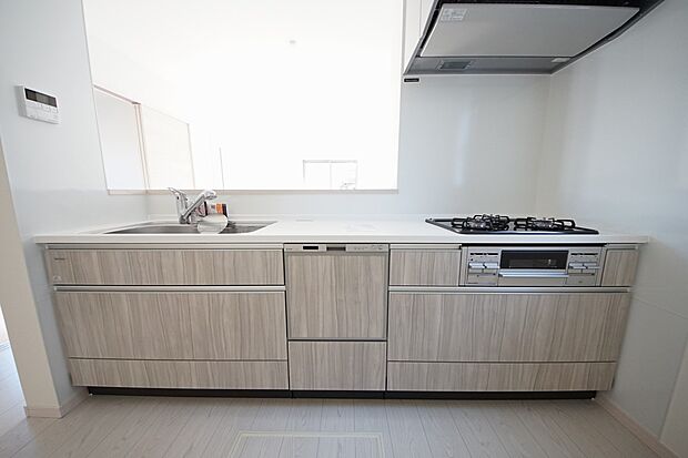 扱いやすいシステムキッチンで毎日のお料理もはかどります(同仕様)