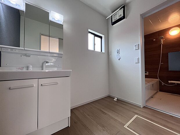 三面鏡仕様の洗面化粧台(2号棟同仕様)