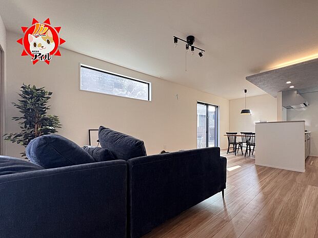 LDK20帖　南東向きの掃き出し窓から豊かな自然光を取り込みます(同仕様)