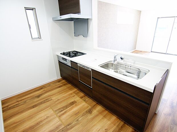 扱いやすいシステムキッチンで毎日のお料理もはかどります(同仕様)