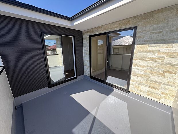 洋室8帖、洋室5帖に面したワイドバルコニー