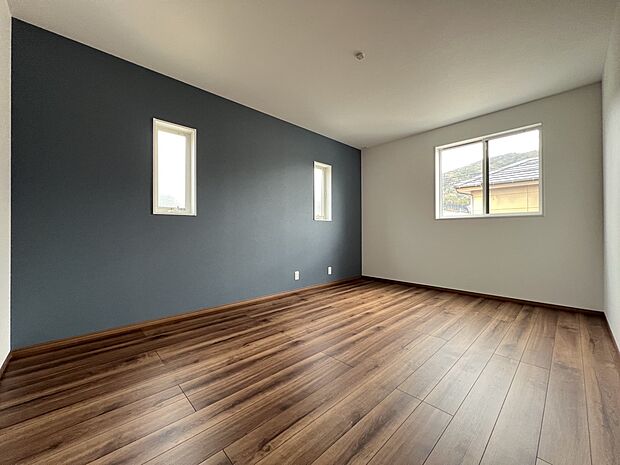 アクセントクロスがお洒落な洋室9.5帖　ご夫婦の寝室にどうぞ！(1号地)