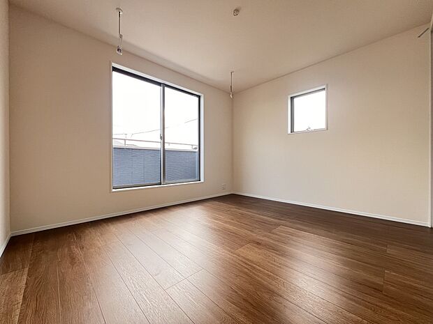 洋室5.3帖　クローゼット収納、バルコニー付の居室（2号棟同仕様）