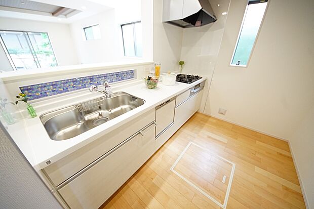 扱いやすいシステムキッチンで毎日のお料理もはかどります(1号棟同仕様)