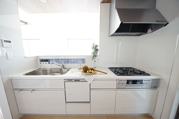 扱いやすいシステムキッチンで毎日のお料理もはかどります(1号棟同仕様)