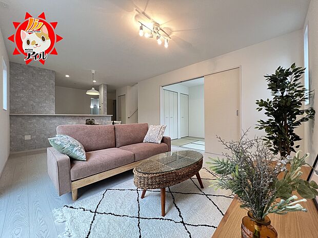 LDK17.3帖　和室5帖が隣接した2面採光の明るいリビングです(1号棟)