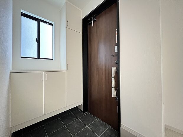 シューズボックス付きの明るい玄関(1号棟)