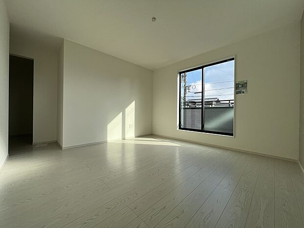 洋室9帖　バルコニー付きの広めのお部屋　ご夫婦の寝室にどうぞ！