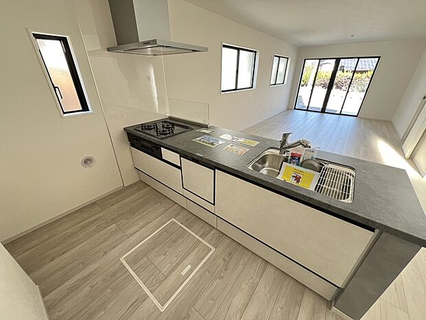 リビングを一望できる対面式システムキッチン　食洗機・浄水器付き(1号棟)