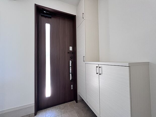 シューズボックス付きの明るい玄関(同仕様)