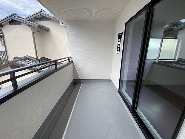 南東向きのバルコニーは陽当たり良好です(6号棟同仕様)