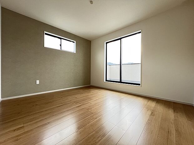 アクセントクロスがお洒落な洋室7.7帖 WIC、バルコニー付きの広めのお部屋(1号棟)