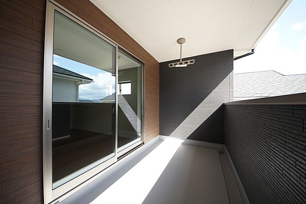 洋室7.5帖からアクセス可能なバルコニー(同仕様)