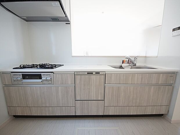 リビングを一望できる対面式システムキッチン 食洗機・浄水器付き(3号棟同仕様)