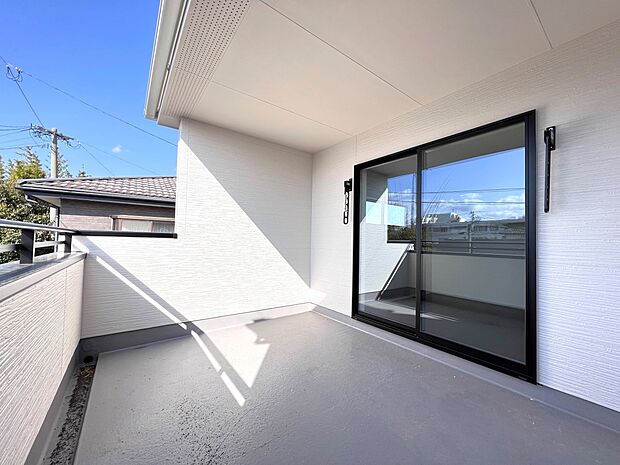 洋室8.7帖から出入り可能なバルコニー(同仕様)