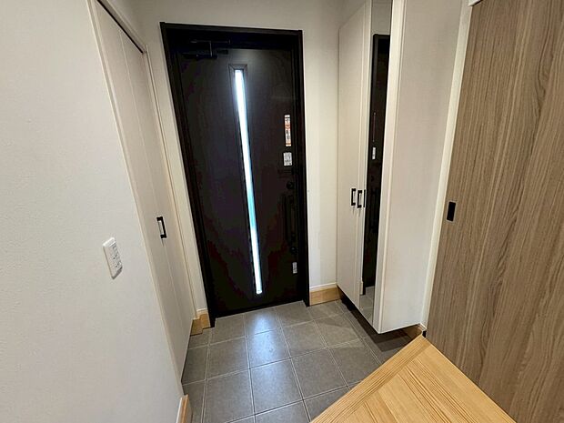 シューズボックス、シューズインクローク付きの収納豊富な玄関(9号地)