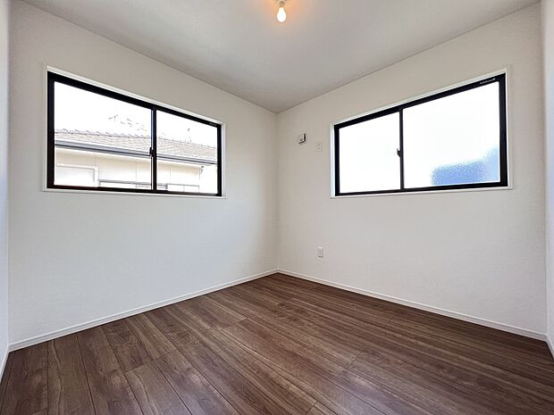 洋室6.1帖 2面採光の明るい居室です(1号棟同仕様)