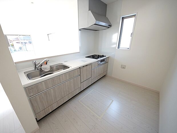 扱いやすいシステムキッチンで毎日のお料理もはかどります(2号棟同仕様)