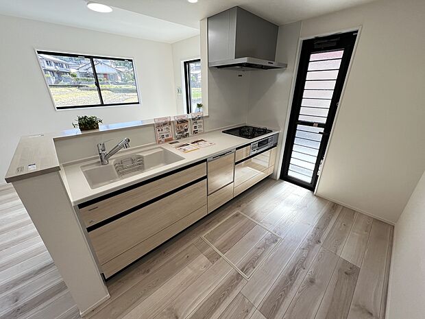 ゴミ出しや荷物の運搬時にも便利な勝手口付きのシステムキッチン(1号棟)