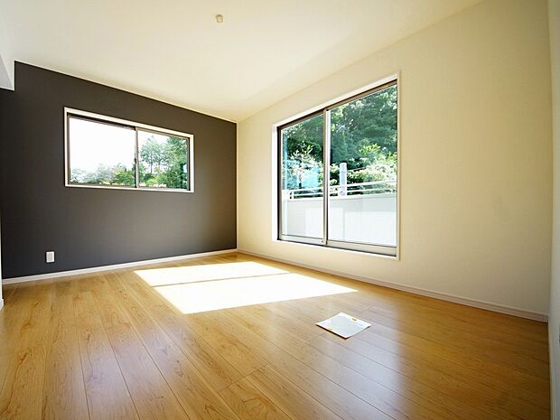 洋室8.5帖　WIC、バルコニー付きのお部屋です(同仕様)