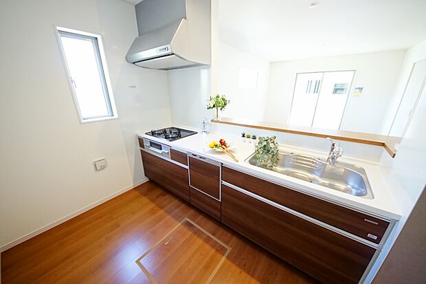 扱いやすいシステムキッチンで毎日のお料理もはかどります(1号棟同仕様)