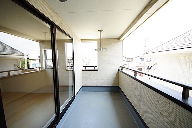 南向きの陽当たり良好なバルコニー（同仕様）