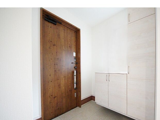 シューズボックス付きの明るい玄関(同仕様)