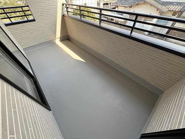 インナーバルコニーは南向きのため陽当たり良好(同仕様)