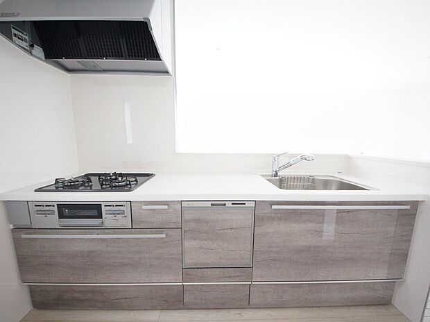 扱いやすいシステムキッチンで毎日のお料理もはかどります(1号棟同仕様)