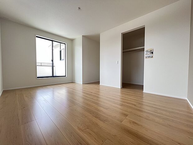 洋室9.2帖 WIC、バルコニー付きの広めのお部屋 ご夫婦の寝室にどうぞ!