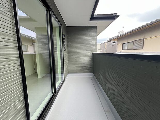 南向きの陽当たり良好なバルコニー