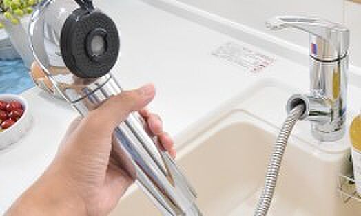 食器や野菜などの水洗いがスムーズなハンドシャワー付水栓。。