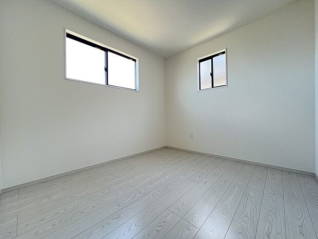 【洋室】洋室5.2帖は2面採光の明るい居室 お子さまのお部屋としてもお使いいただけます