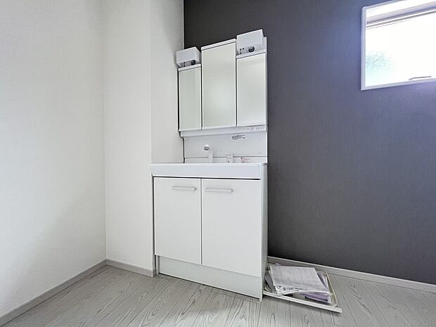 【洗面台・洗面所】三面鏡仕様の洗面化粧台　脱衣所は広めの設計です(2号棟)