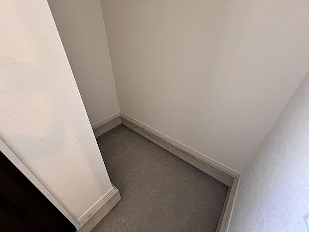 【収納】ベビーカーやアウトドアグッズ等の収納に役立つ土間収納