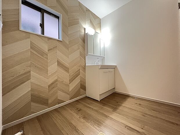 【洗面台・洗面所】三面鏡仕様の洗面化粧台　脱衣所は広めの設計です(1号棟)