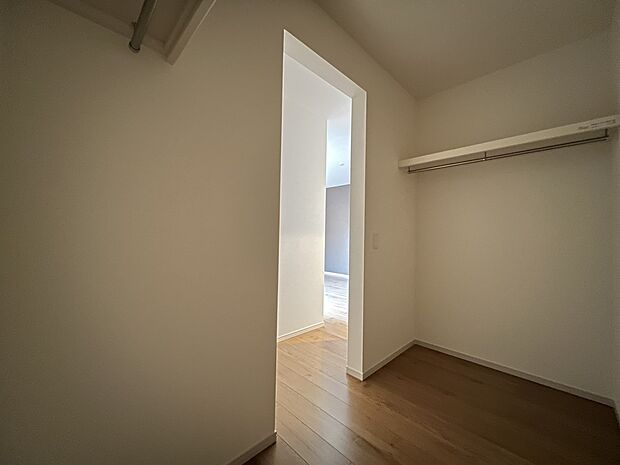 【ウォークインクローゼット】ハンガーパイプ付きのウォークインクローゼット(1号棟)