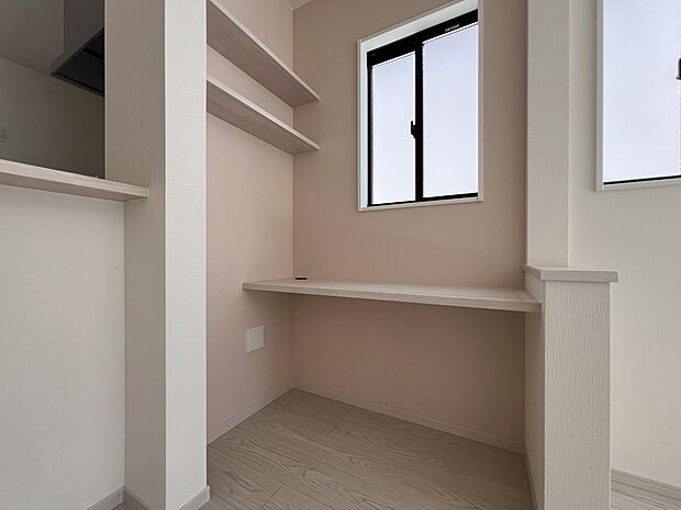 【リビング】リビングに設けられたスタディカウンター(2号棟)