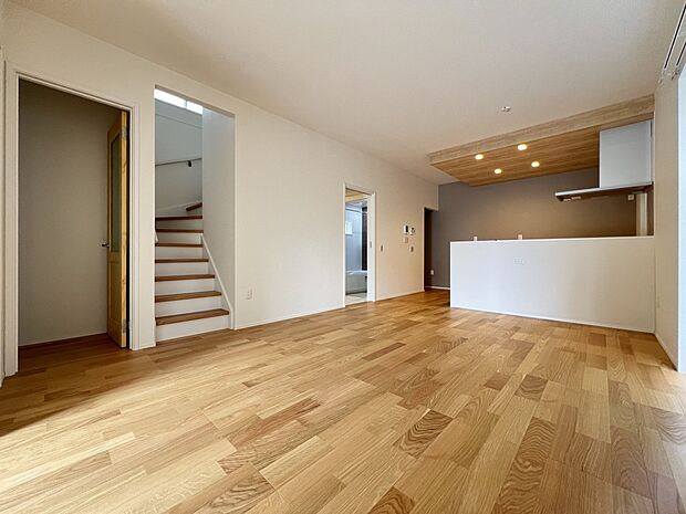 【リビング】LDK16帖 ウッド調のフローリングがお洒落な空間 是非現地でご体感ください