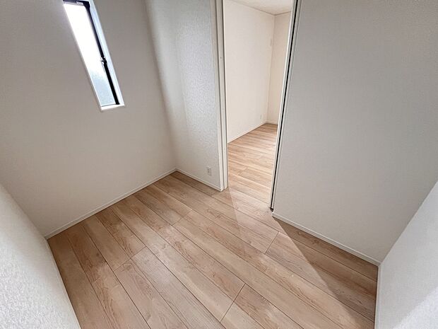 【収納】採光にも配慮されたウォークインクローゼットはシーズン外の家電や衣類も沢山収納できるので助かります