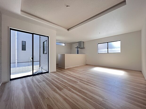 【リビング】LDK17.9帖　折上天井が開放的な空間を演出します(1号棟)