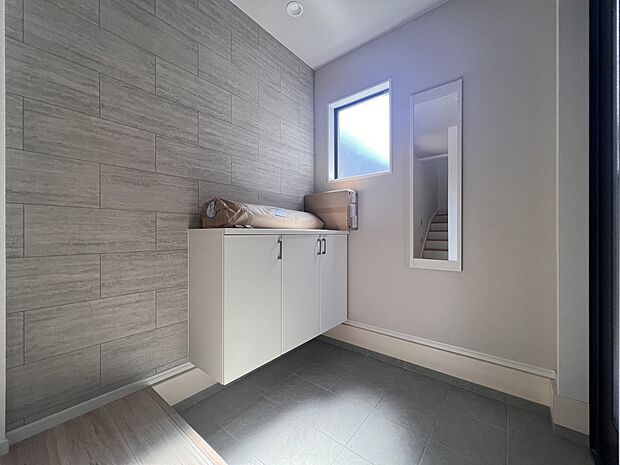 【玄関】シューズボックス付きの明るい玄関　姿見も設置しました(1号棟)