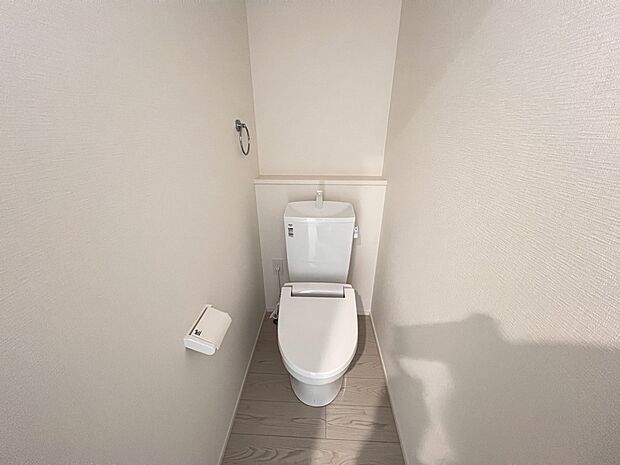 【トイレ】トイレは各階にご用意。ウォシュレット機能付き