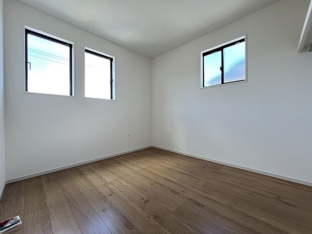 【洋室】洋室5.2帖　2面採光仕様の明るいお部屋です(2号棟)