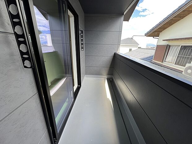 【バルコニー】陽当たり良好、南向きのバルコニー(2号棟)