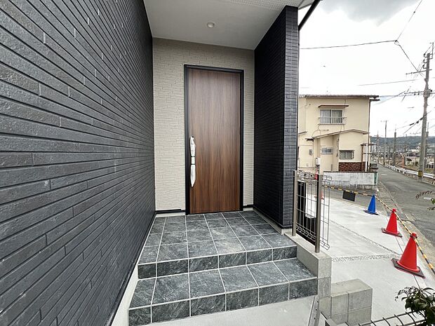 【現地外観写真】玄関アプローチ部分