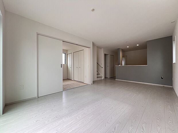 【リビング】LDK16.1帖　隣接の和室を開放すると20帖以上の大空間に♪